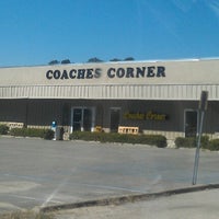 รูปภาพถ่ายที่ Coaches Corner Sports Bar &amp;amp; Grill โดย Charles B. เมื่อ 10/29/2012