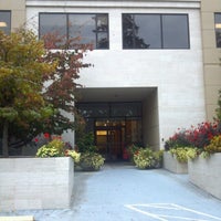 รูปภาพถ่ายที่ Lake Oswego City Hall โดย Jeff M. เมื่อ 10/19/2012