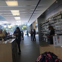 Photo taken at Apple Manhasset by Victoria E. on 10/7/2016