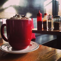 Foto tomada en Pillow Cafe-Lounge  por Samantha S. el 11/23/2013