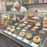 Foto scattata a Crosstown Doughnuts &amp;amp; Coffee da N. il 3/15/2022