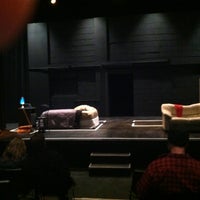 รูปภาพถ่ายที่ Stray Cat Theatre โดย Phil A. เมื่อ 12/15/2012
