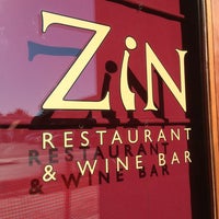 Foto tirada no(a) Zin Restaurant &amp; Wine Bar por Roz H. em 9/7/2013