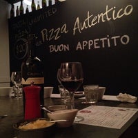Photo prise au Pizza Autentico par Janeece K. le6/11/2014