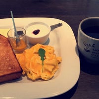 Photo taken at GOOD MORNING CAFE 千駄ヶ谷 by @$ on 4/14/2018