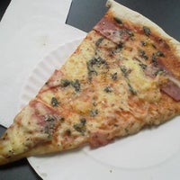 Foto scattata a Observa La Pizza da Mary C. il 10/24/2012