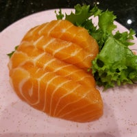 Снимок сделан в Sushi + Rotary Sushi Bar пользователем Jamie B. 11/29/2021