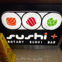 Foto tomada en Sushi + Rotary Sushi Bar  por Jamie B. el 7/9/2020