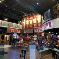 รูปภาพถ่ายที่ Hockeytown Cafe โดย Bob M. เมื่อ 9/9/2022