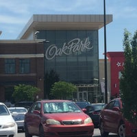 รูปภาพถ่ายที่ Oak Park Mall โดย Sarah S. เมื่อ 7/12/2017