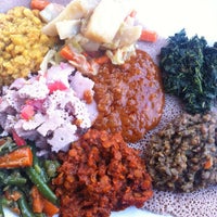 Das Foto wurde bei Abay Ethiopian Restaurant von Anna S. am 5/31/2013 aufgenommen