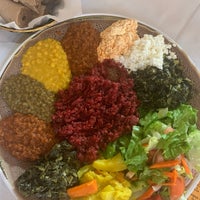 Снимок сделан в Blue Nile Ethiopian Restaurant пользователем Becky F. 5/25/2021