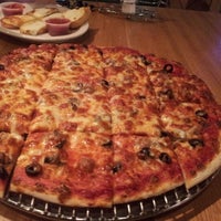 Foto tirada no(a) Campus Pizza por Greg A. em 10/4/2012