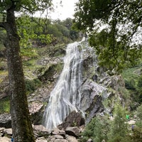 Foto tirada no(a) Powerscourt Waterfall por Kristin O. em 8/4/2023