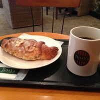 Photo taken at タリーズコーヒー (TULLY&amp;#39;S COFFEE) ガーデンウォーク幕張店 by noriko on 2/21/2013
