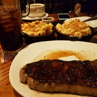 Photo taken at Outback Steakhouse by Hugo A. on 11/17/2017