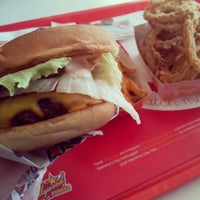 Foto tirada no(a) Hollywood Burger هوليوود برجر por Shamsa A. em 2/24/2013