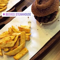 Foto tirada no(a) Beeves Burger&amp;amp;Steakhouse por Szgn G. em 8/23/2019