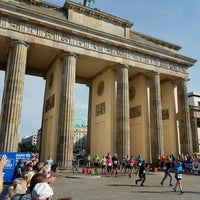 Photo taken at BMW Berlin-Marathon by Dan P. on 9/25/2016