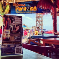 Foto tomada en Paradise Restaurant &amp; Beach Bar  por J el 5/12/2013