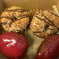 6/24/2016 tarihinde Bushbabyziyaretçi tarafından Glazed and Confuzed Donuts'de çekilen fotoğraf
