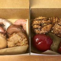 6/24/2016 tarihinde Bushbabyziyaretçi tarafından Glazed and Confuzed Donuts'de çekilen fotoğraf