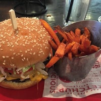 Photo taken at Red Robin Gourmet Burgers and Brews by Heather W. on 5/19/2016