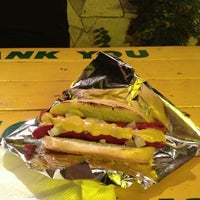 รูปภาพถ่ายที่ The Hot Dog King โดย Susan S. เมื่อ 11/11/2012
