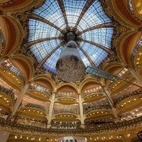 Foto tirada no(a) Galeries Lafayette Haussmann por Jan-Willem d. em 7/14/2022