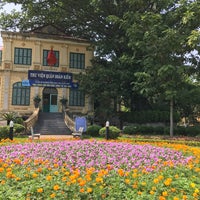 Photo taken at Thư Viện Quận Hoàn Kiếm by Patchara K. on 10/6/2016