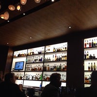 Foto diambil di The Corner Office Restaurant &amp;amp; Martini Bar oleh Tim L. pada 10/5/2013