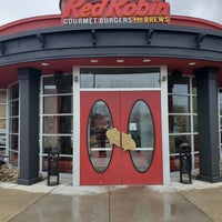 Photo taken at Red Robin Gourmet Burgers and Brews by ᴡ D. on 4/28/2019