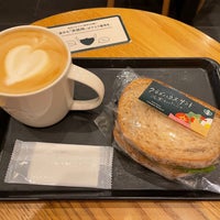 Photo taken at Starbucks by Naoyeah on 8/17/2022