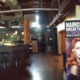 รูปภาพถ่ายที่ The Junction Salon &amp;amp; Bar โดย Charline W. เมื่อ 9/20/2012