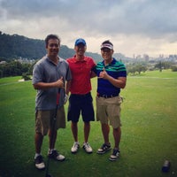 Photo taken at Oahu Country Club by Eiríkr J. W. on 12/27/2015