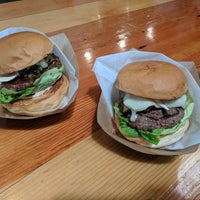 Foto tirada no(a) Konjoe Burger por Monica em 6/28/2018