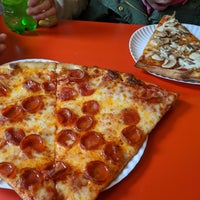 Foto scattata a Lovey&amp;#39;s Pizza &amp;amp; Grill da Monica il 2/8/2020