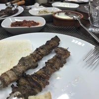 Foto scattata a Cağ Kebabı Servet Usta da 🌟Meltem E. il 6/16/2017