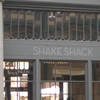 รูปภาพถ่ายที่ Shake Shack โดย Brad T. เมื่อ 3/18/2015