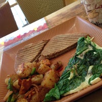 รูปภาพถ่ายที่ Green Naturally On Grill โดย Kristin T. เมื่อ 2/16/2013