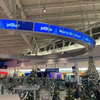 Photo taken at jetBlue Ticket Counter by OYAM on 12/25/2021