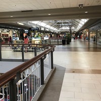 รูปภาพถ่ายที่ Mid Rivers Mall โดย Bitch N. เมื่อ 6/19/2017