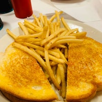 Photo taken at Steak &amp;#39;n Shake by Bitch N. on 5/4/2019