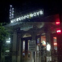 Das Foto wurde bei Wicked Po&amp;#39;Boys von A.I. C. am 10/7/2012 aufgenommen