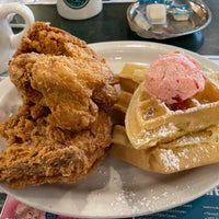 Photo taken at Metro Diner by Anderson S. on 8/29/2021