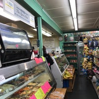 Foto scattata a Terri&amp;#39;s Market da Shana C. il 10/1/2017