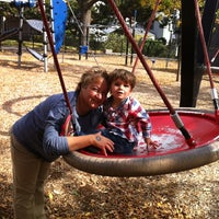 รูปภาพถ่ายที่ Gold Star Mothers Park โดย Giavanna P. เมื่อ 10/15/2012