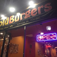 รูปภาพถ่ายที่ GoldBurgers โดย John F. เมื่อ 1/13/2021