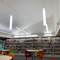 รูปภาพถ่ายที่ Downers Grove Public Library โดย Abhay S. เมื่อ 6/11/2023