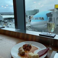 Photo taken at British Airways Terraces Lounge by Tetsuo K. on 3/29/2024
